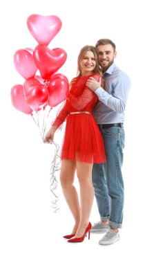 Beyaz arka planda kalp şeklinde balonları olan mutlu genç bir çift. Sevgililer Günü kutlaması