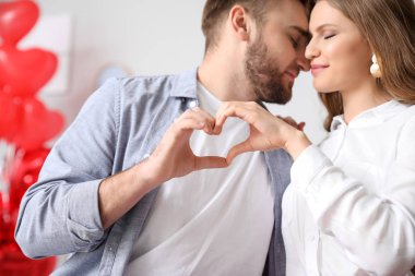 Sevgililer Günü 'nü evde kutlayan mutlu genç çift.