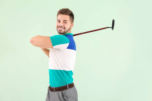 Beau golfeur masculin sur fond de couleur — Photo
