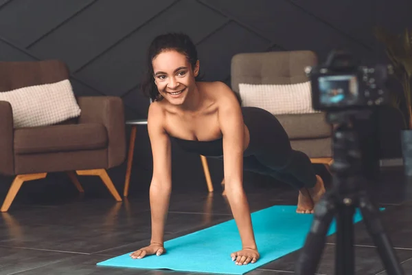 African-American female blogger recording sports video at home — Stock Photo, Image