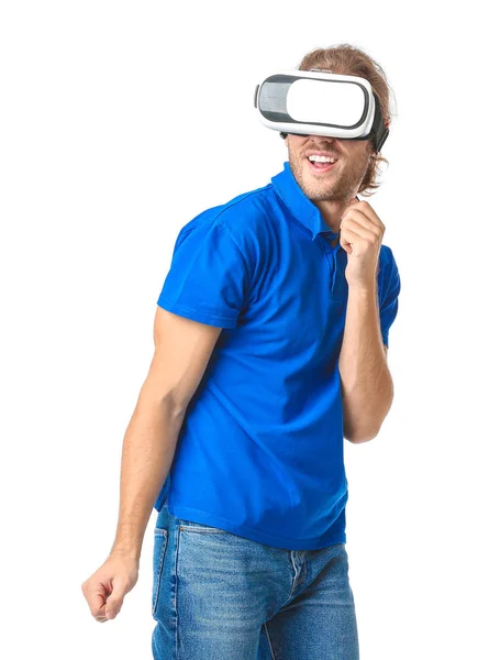 Ung man med VR glasögon på vit bakgrund — Stockfoto