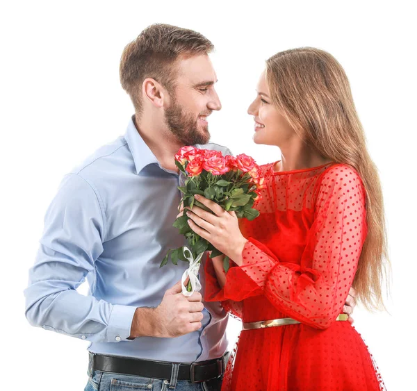 Jovem casal feliz com buquê de flores no fundo branco. Celebração do Dia dos Namorados — Fotografia de Stock