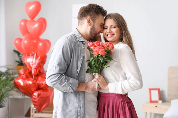 Feliz pareja joven celebrando el Día de San Valentín en casa — Foto de Stock