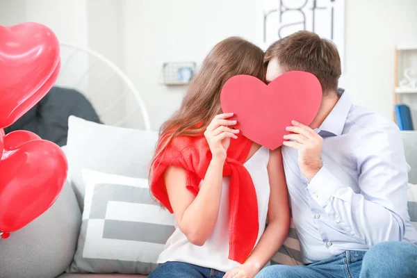 Feliz pareja joven celebrando el Día de San Valentín en casa —  Fotos de Stock