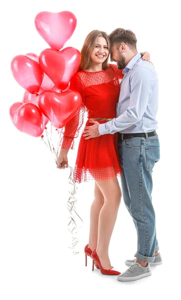 Feliz pareja joven con globos en forma de corazón sobre fondo blanco. Celebración de San Valentín —  Fotos de Stock