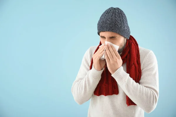 Portrait of sick man on color background — Stock Photo, Image