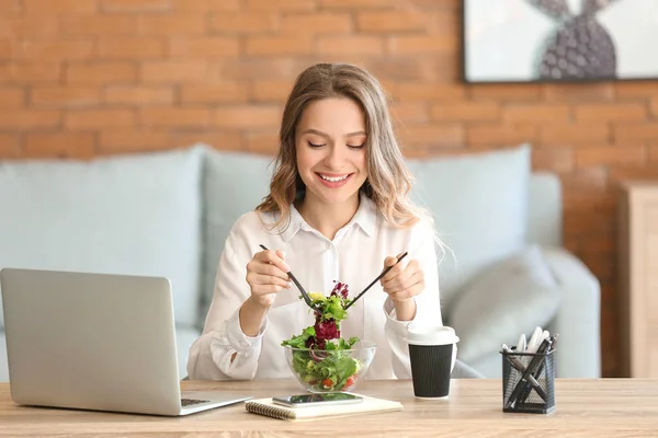 オフィスで健康的な野菜サラダを食べる女性 — ストック写真