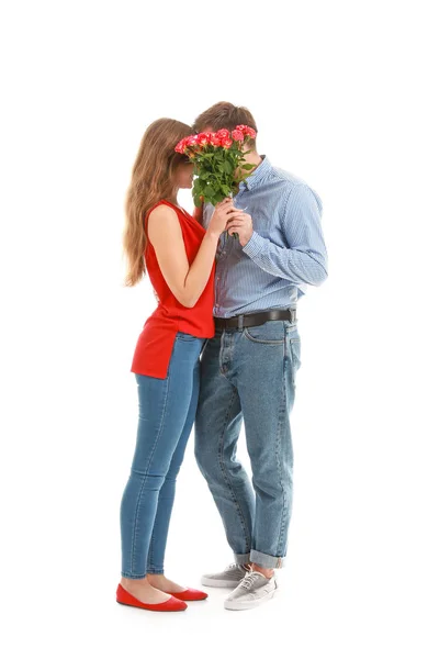 Feliz pareja joven con flores sobre fondo blanco. Celebración de San Valentín —  Fotos de Stock