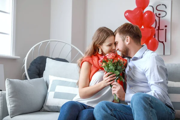 Glückliches junges Paar feiert Valentinstag zu Hause — Stockfoto