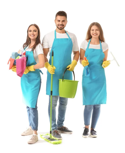 Equipe de zeladores com suprimentos de limpeza em fundo branco — Fotografia de Stock