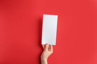 Renk arkaplanı üzerinde boş menüye sahip kadın el