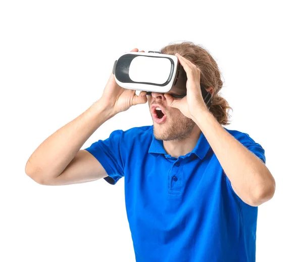 Giovane con occhiali VR su sfondo bianco — Foto Stock