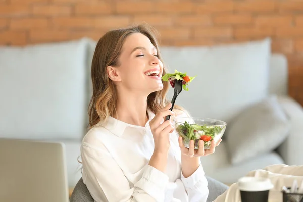 Žena, která žere zdravý zeleninový salát v kanceláři — Stock fotografie