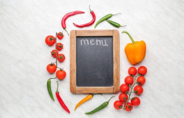 Boş menü ve hafif arkaplan üzerindeki ürünler