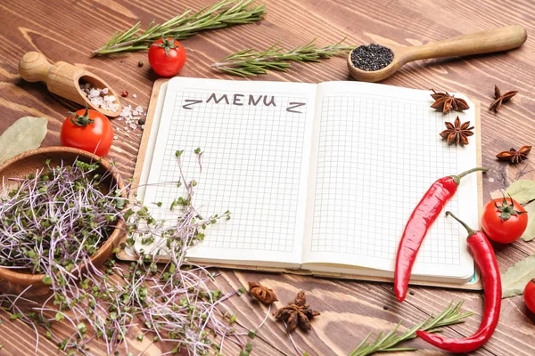 Menu blanc, herbes et épices sur fond bois — Photo