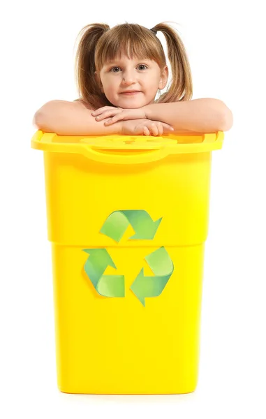 白い背景のゴミのための小さな女の子とコンテナ。リサイクルの概念 — ストック写真