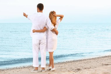 Mutlu çift denizde resort dinlenme