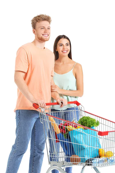 Beyaz arka planda alışveriş sepeti ile genç çift — Stok fotoğraf