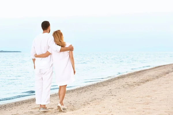 Glückliches Paar ruht sich im Seebad aus — Stockfoto