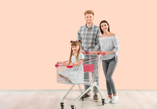 Famille avec panier près du mur de couleur — Photo