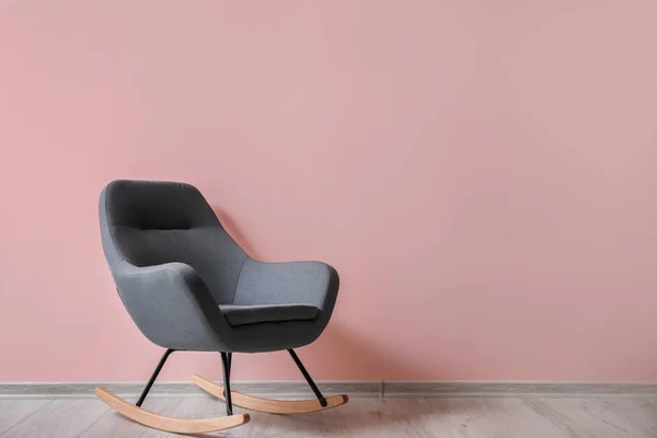 Soft rocking chair near color wall — Stock Photo, Image
