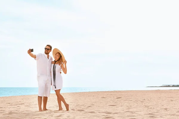 Lyckligt par tar selfie vid havet resort — Stockfoto