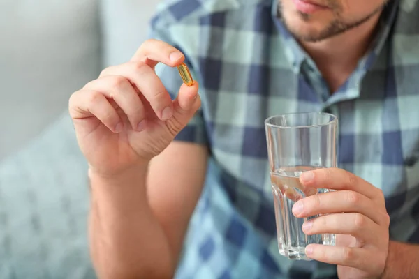 Homme prenant des médicaments à la maison, gros plan — Photo