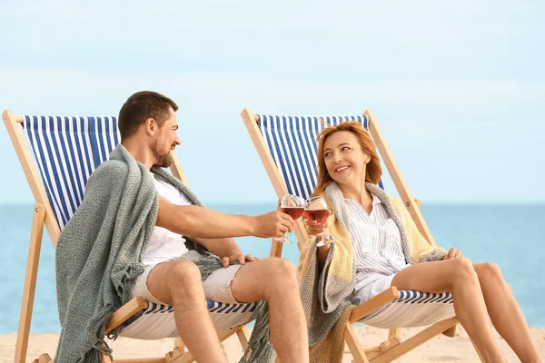 Happy couple boire du vin tout en se reposant à la station balnéaire — Photo