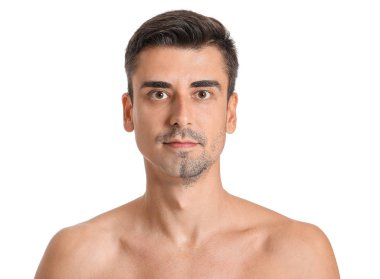Beyaz arka planda yüzü tıraşlı yakışıklı bir genç.