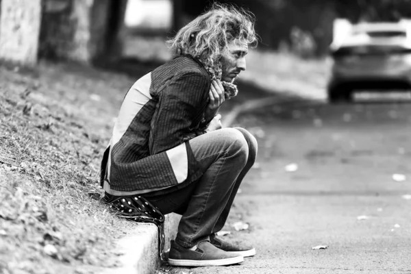 Preto e branco retrato de pobre sem-teto homem ao ar livre — Fotografia de Stock