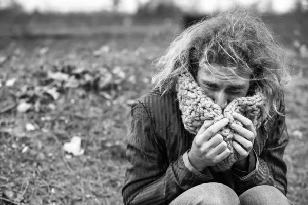 Retrato en blanco y negro de un pobre indigente al aire libre —  Fotos de Stock
