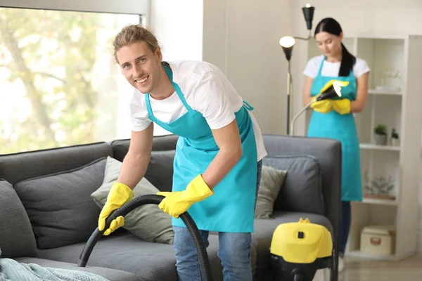 Team of janitors cleaning flat — Stock Photo, Image