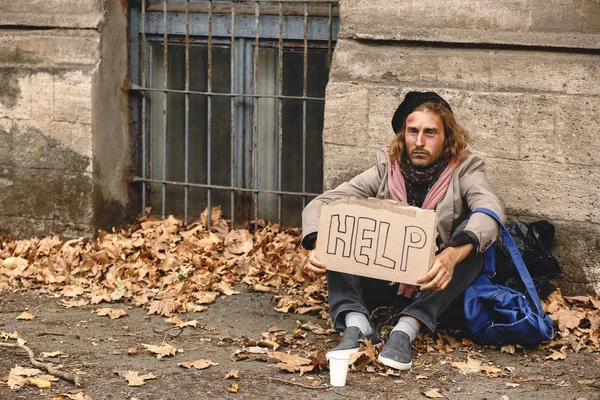 Pauvre sans-abri tenant du carton avec du texte AIDE à l'extérieur — Photo