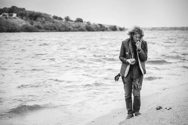 Retrato en blanco y negro de un pobre indigente con pan cerca del río —  Fotos de Stock