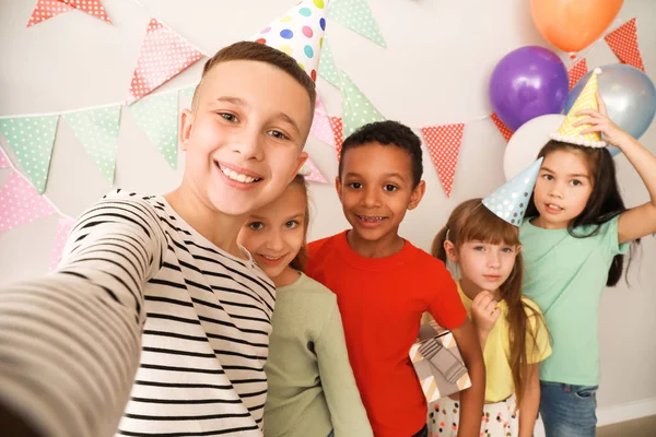 Niños felices tomando selfie en la fiesta de cumpleaños —  Fotos de Stock