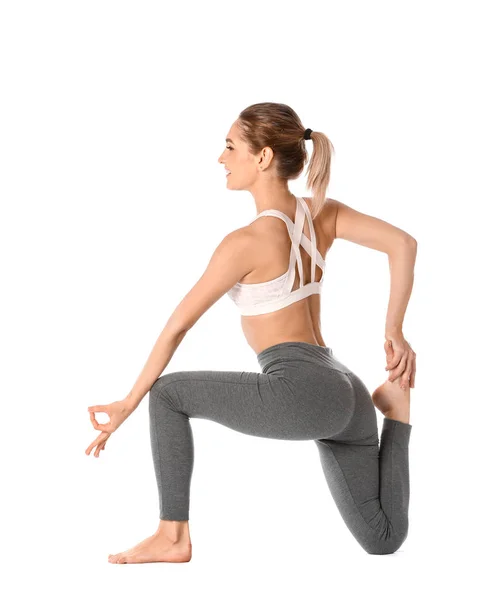 Bella giovane donna che pratica yoga su sfondo bianco — Foto Stock