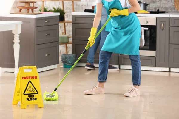 Hausmeister wischt Fußboden in Küche — Stockfoto