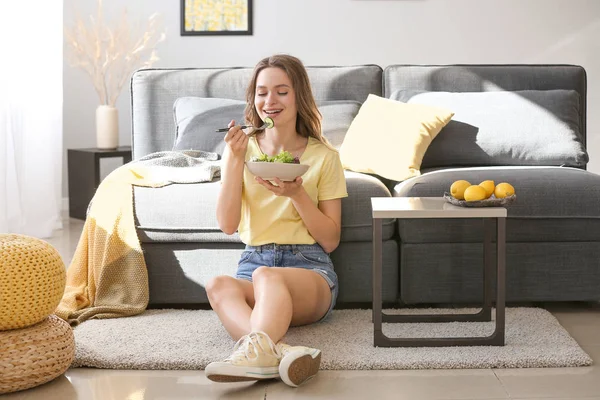 Mulher comendo salada de legumes saudável em casa — Fotografia de Stock