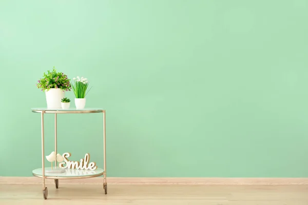 Renkli duvarın yanındaki çiçekli masa. — Stok fotoğraf
