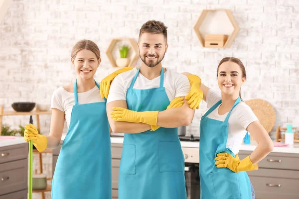 Equipe de zeladores na cozinha — Fotografia de Stock