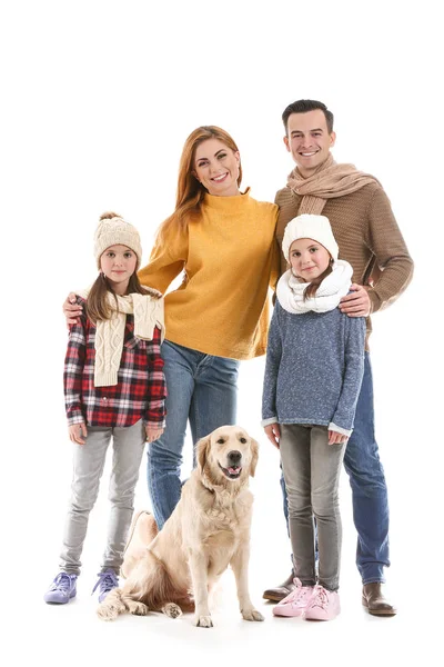 Ευτυχισμένη οικογένεια με φθινοπωρινά ρούχα και με σκύλο σε λευκό φόντο — Φωτογραφία Αρχείου