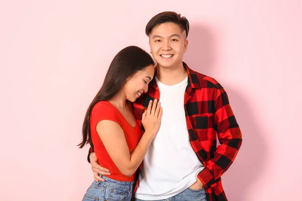 Porträt eines glücklichen jungen asiatischen Paares auf farbigem Hintergrund — Stockfoto