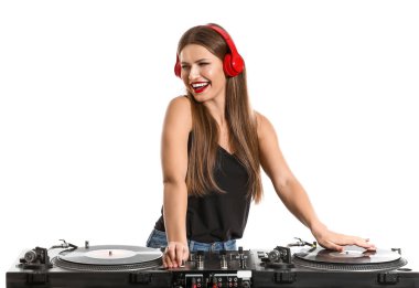 Kadın Dj beyaz arka planda müzik çalma