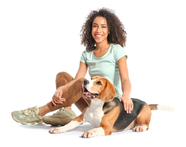 Mulher afro-americana bonita com cão bonito no fundo branco — Fotografia de Stock