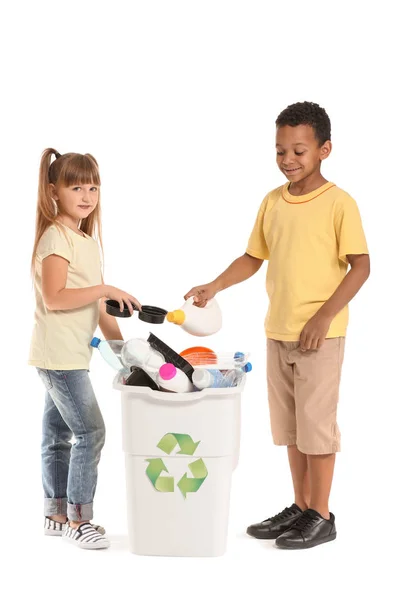 Niños pequeños y contenedores con basura sobre fondo blanco. Concepto de reciclaje —  Fotos de Stock