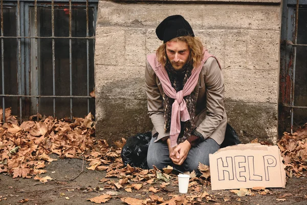 Ritratto di povero senzatetto all'aperto — Foto Stock