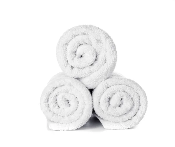 Чистые свернутые полотенца изолированы на белом — стоковое фото