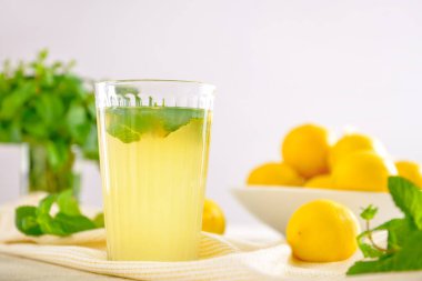 Masada bir bardak taze limonata.