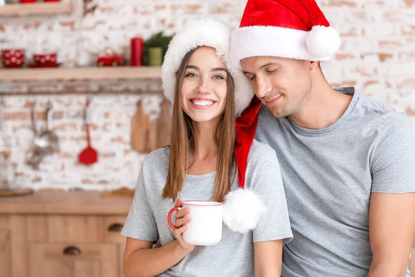 Jovem casal feliz na cozinha na véspera de Natal — Fotografia de Stock