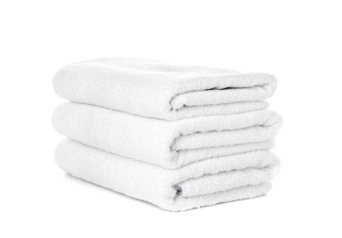 Beyaz üzerine izole edilmiş temiz havlu yığını